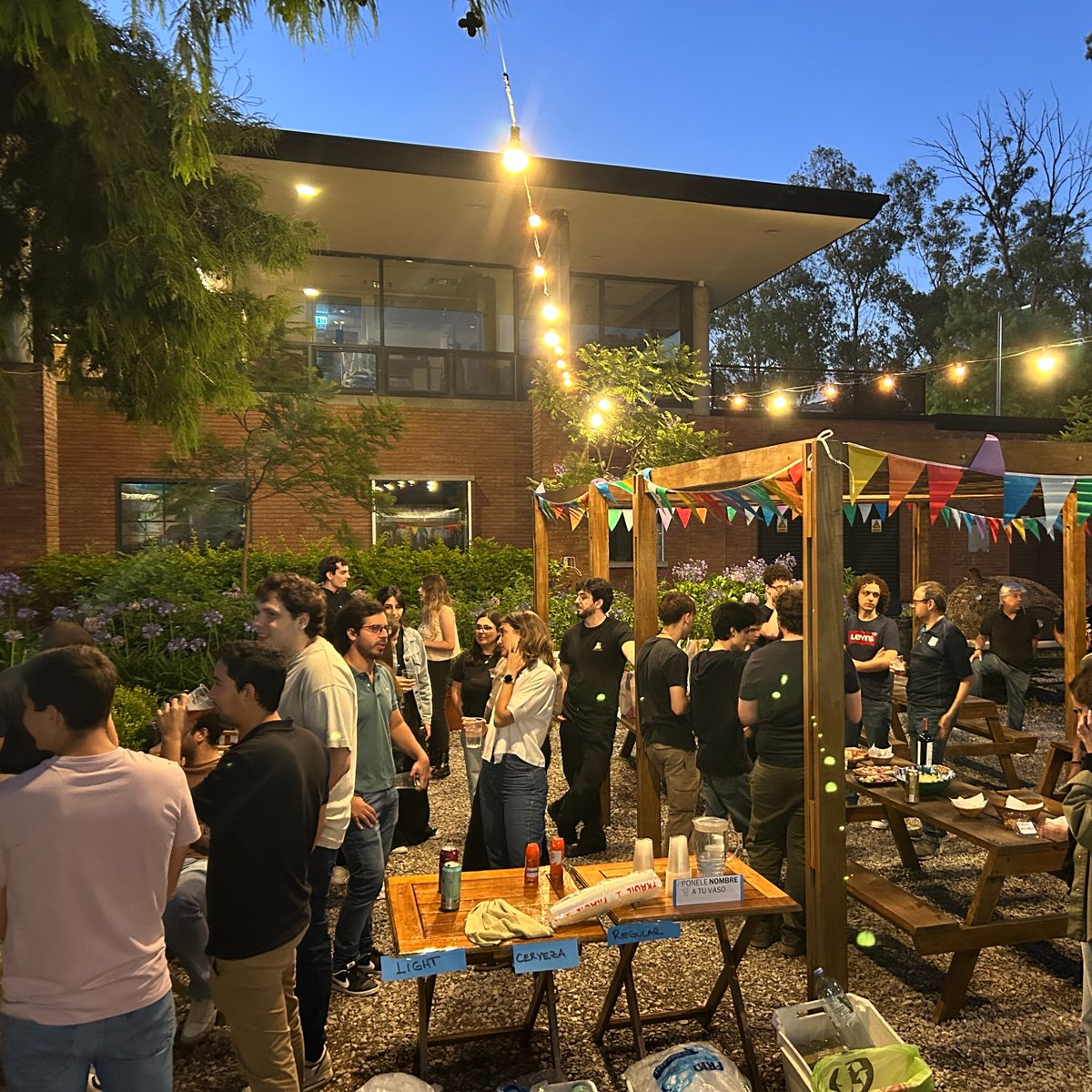 ¡Felicitaciones, Maestría 2024! 🙌🎓
Cerramos la cursada con un merecido asado 💪🥳. Los profes de @econudesa celebramos junto a ustedes este gran logro y les deseamos lo mejor en su futuro profesional🚀