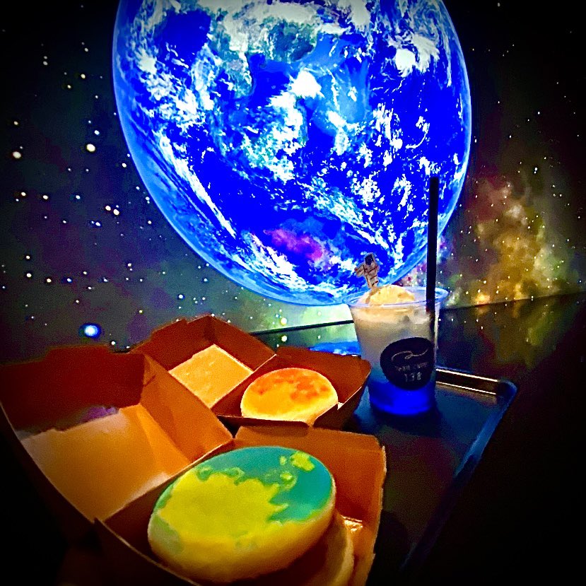 bar_hoshizooo's tweet photo. 【TeNQさんコラボのご報告】
先日リニューアルオープンした『Space Travelium TeNQ』さんとコラボが決定致しました！
｢地球&amp;月マフィンバーガー｣
｢星のおつまみラスク｣
カフェでいつでも食べれます！
そして月旅行🌙VR凄すぎです！
是非遊びに行って下さいネ☺️
#TeNQ #星蔵  #惑星マフィンバーガー https://t.co/O8oDEk2HFx