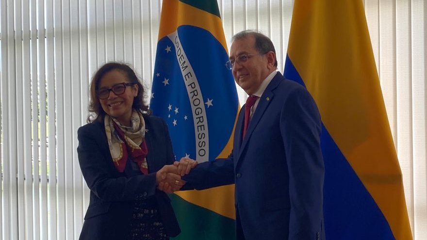 CancilleriaCol's tweet photo. #AEstaHora | El viceministro @JorgeRojas2022 comienza su agenda de trabajo en Brasilia, en reunion con la embajadora María Laura da Rocha, secretaria general de @Itamaraty_ES. Los altos funcionarios revisan la agenda temática bilateral. https://t.co/c56HHSqfzp