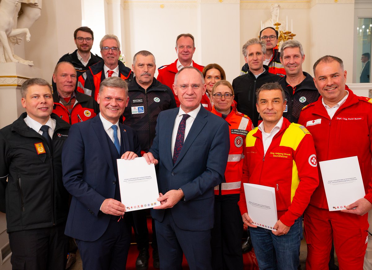 #Feuerwehr, Rettungsorganisationen und #Zivilschutzverband übergeben Positionspapier. Innenminister Karner sichert im Rahmen der Regierungsverhandlungen bestmögliche Unterstützung zu. Foto: ÖZSV/Louis Frycer bundesfeuerwehrverband.at/2024/12/09/nat…