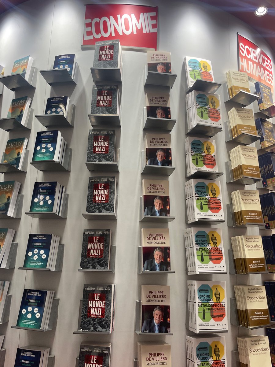Esther_Block's tweet photo. @Dame_Fanny Au furet du Nord à Lille, ils ont compris l’interdisciplinarité de l’ouvrage. 
(De Villiers à côté c’est fort en chocolat) https://t.co/3NwYIdTrWV