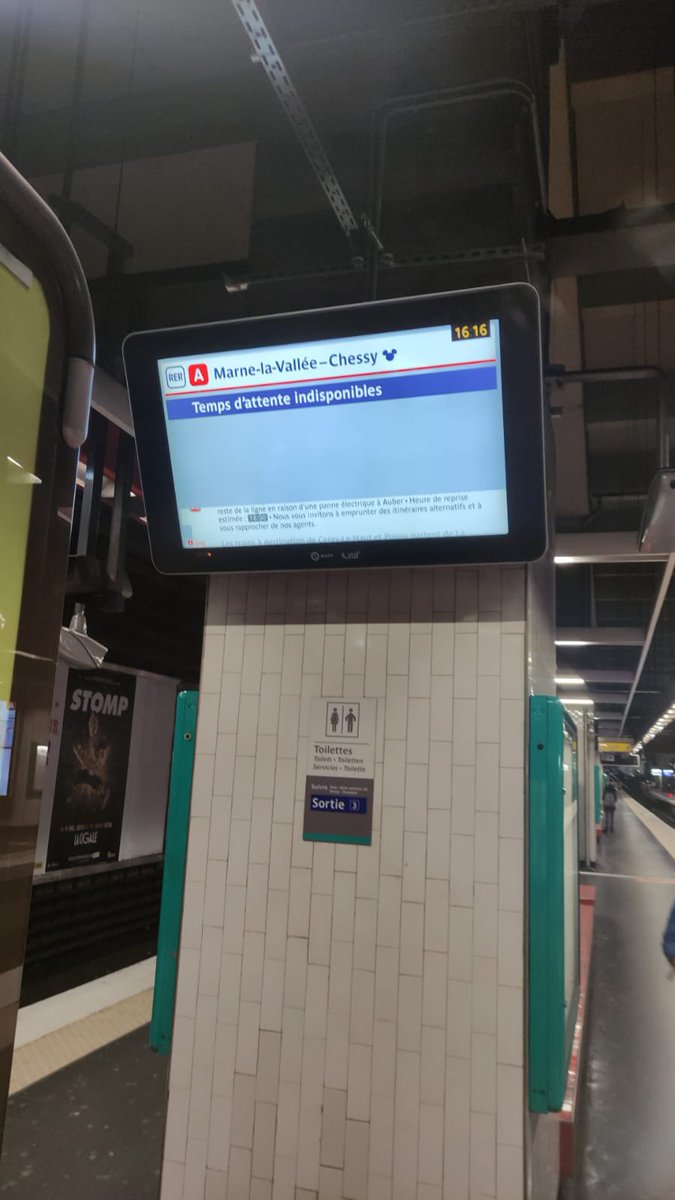 FloydSyd_'s tweet photo. @RER_A C’est normal a noisy le grand on nous affiche ca ? https://t.co/qbgKQJlJnc