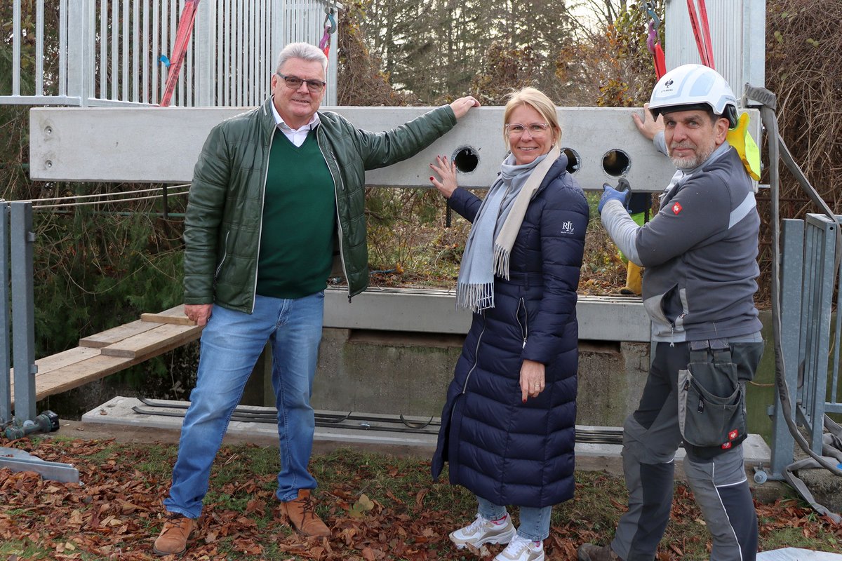 NachbarServus's tweet image. Oberwaltersdorf: Neue Verbindung bei Bettfedernfabrik / Fertigteil-Verbundbrücke über den Werkskanal zur &quot;Grünen Lunge&quot;.

#oberwaltersdorf #brücke #verbindung #matousek #werkskanal

facebook.com/photo/?fbid=11…