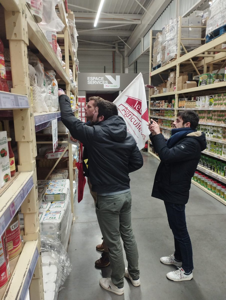 JA27Eure's tweet photo. Ce matin, visite chez #Promocash pour pratiquer des contrôles d'origine sur les produits alimentaires.
Bilan très mitigé : De nombreux défauts d'étiquetage constatés sur les produits transformés laitiers et carnés #OrigineUE #traçabilité #étiquetage #Origine #Grossiste https://t.co/Avm7CWUWdU