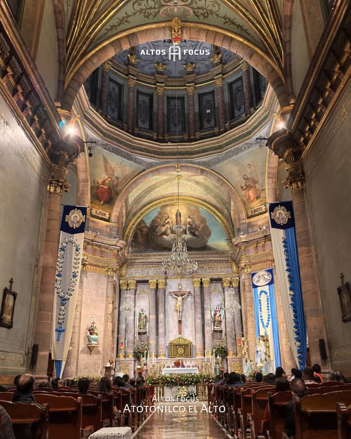 altosfocus's tweet photo. ¡Wow! 🤩 ¡Vean qué belleza! La Parroquia de Atotonilco el Alto. Así lució durante las fiestas de su Patrona, la Inmaculada Concepción.
Más de las Calles Compuestas en @altosfocus
#AtotonilcoElAlto #AltosdeJalisco #CallesCompuestas #AltosFocus https://t.co/EKHa8CCiOT