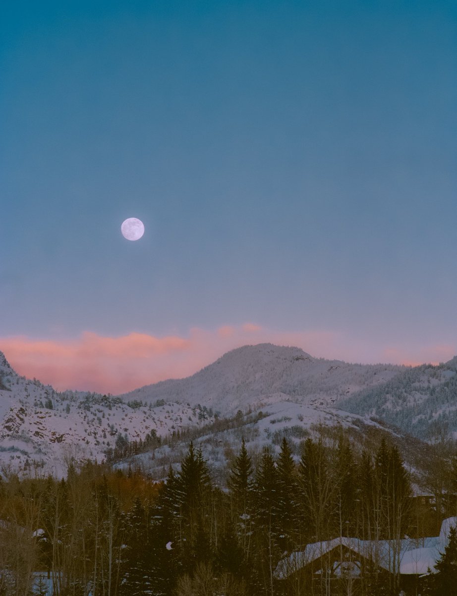 AlexKittoe's tweet photo. Scenes from a ski town 🎞️ https://t.co/8m9wv0GBv3