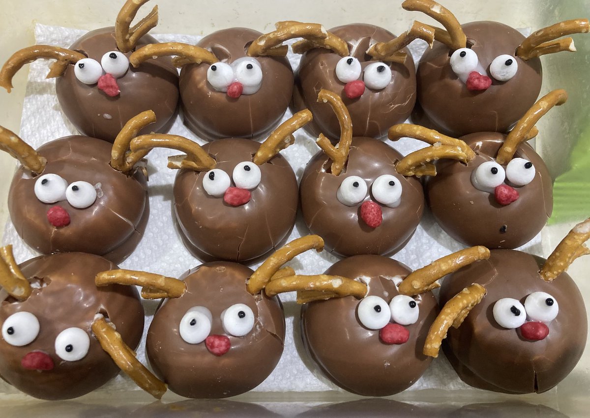 Less than a week to go til our community coffee morning in aid of <a href="/WomensaidBelLis/">Women's Aid Belfast & Lisburn</a>. Sunday 15th December. 10-12. Alleyway between N/S Parades in South Belfast. EVERYONE WELCOME! 🎄
Also, please bring cakes and let us know what you’re baking!