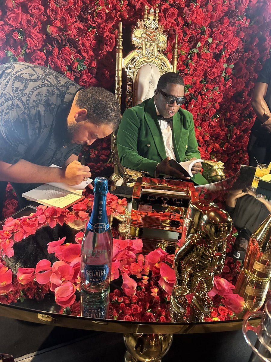 Meet up with <a href="/bigfendi/">BIG FENDI</a> at his book signing in Charlotte. Of course he had to get a couple of my books. <a href="/SoulofDayton/">Soul of Dayton98.7FM</a> <a href="/browngirlsread5/">Brown Girls Read</a> <a href="/TheBookTweeters/">Book Tweeters</a> <a href="/MyUrbanBooks/">My Urban Books</a> <a href="/UrbanGrapeVine3/">UrbanGrapeVine Mag</a> <a href="/IndieWriterSupp/">Indie Writers</a>