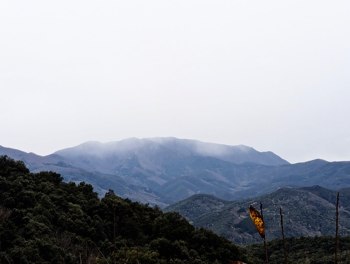 Neva molt feblement al massís del #Montseny. Foto del cim del Matagalls. #neu