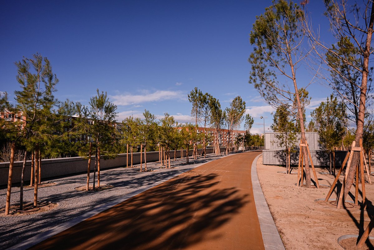 palomagromero's tweet photo. Los madrileños ya pueden disfrutar de la culminación de Madrid Río, que remata el proyecto de transformación urbana más importante de la ciudad en este siglo. Un espacio que rinde homenaje al antiguo Vicente Calderón con el parque Atlético de Madrid.
https://t.co/7nxD70WSmK https://t.co/un4gvYQF3W