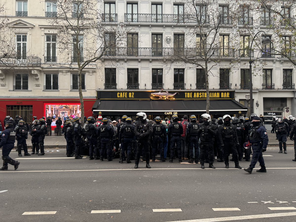 Incroyable déploiement policier pour une manifestation d’à peine quelques dizaines de personnes.

Un arrêté d’interdiction de manifestation pour protéger Bolloré d’un simple courrier…

Macron est au service du règne sans partage des capitalistes, pas de la liberté d’expression.
