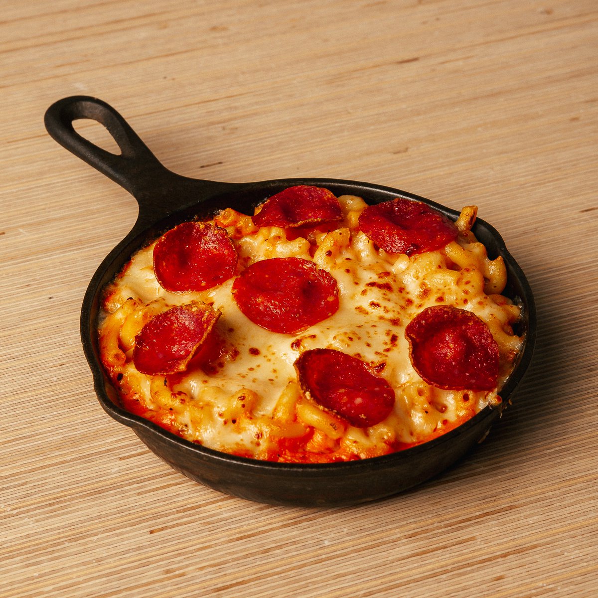 eatmacshack's tweet photo. 🍕 Our finals week staple is back: Another One Bites the Crust! Take a study break and savor this mix of mac + cheese, marinara, pepperoni, shredded mozzarella, and breadcrumbs 📚 Add some crushed red pepper for some extra heat! 🔥 https://t.co/Be56fBO8E6