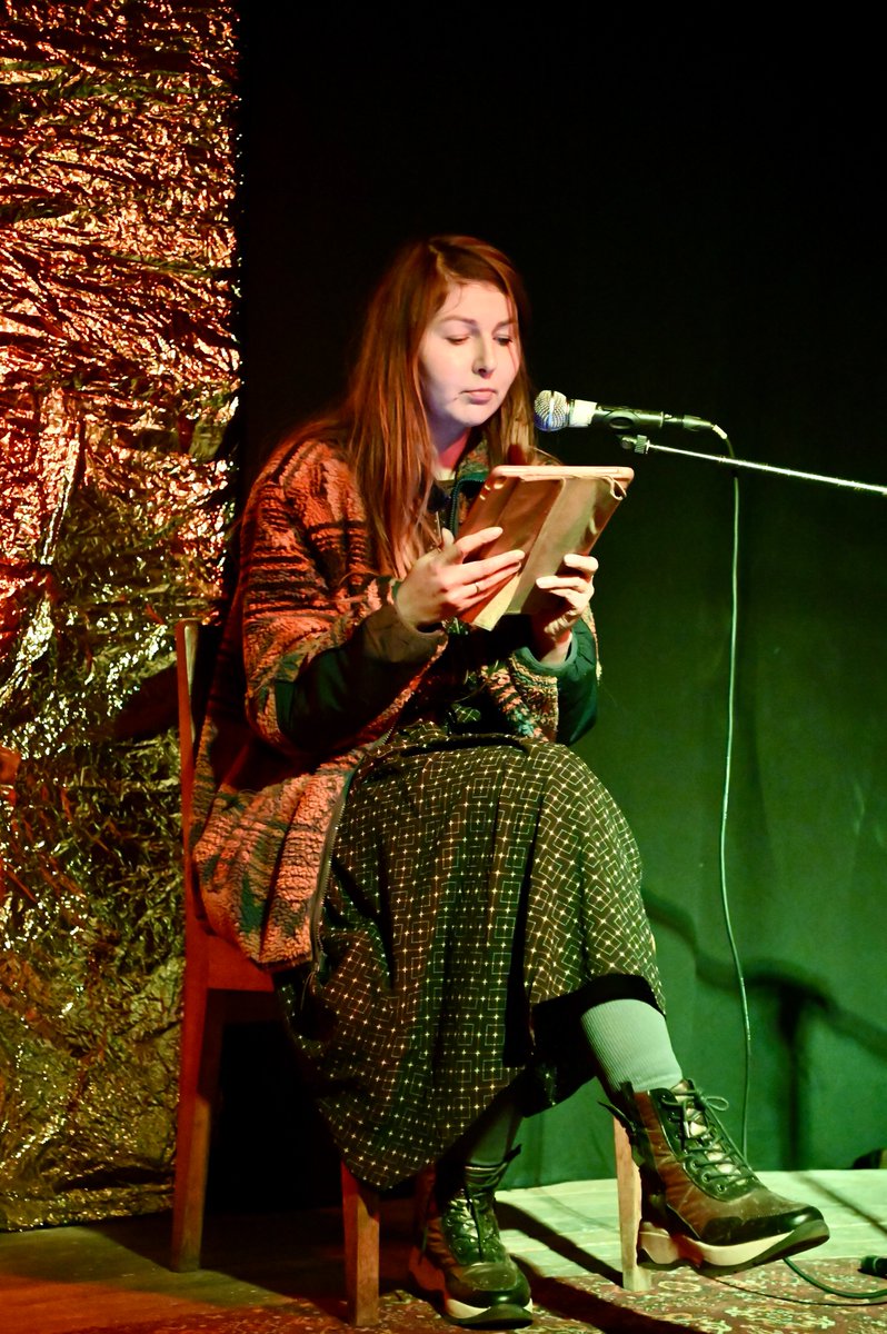 7. decembra vakarā Aleponijā norisinājās Literārās Akadēmijas autoru lasījumu. Piedalījās Elīna Kārkluvalka, Maija Muša, Klinta Priedenfelde, Lāsma Pūpe-Miščenko, Linda Tīmane. 
Paldies arī meistardarbnīcu vadītājām Ingai Gailei un Ievai Melgalvei!
📷 prozaslasijumi.lv/post/slieksnis…