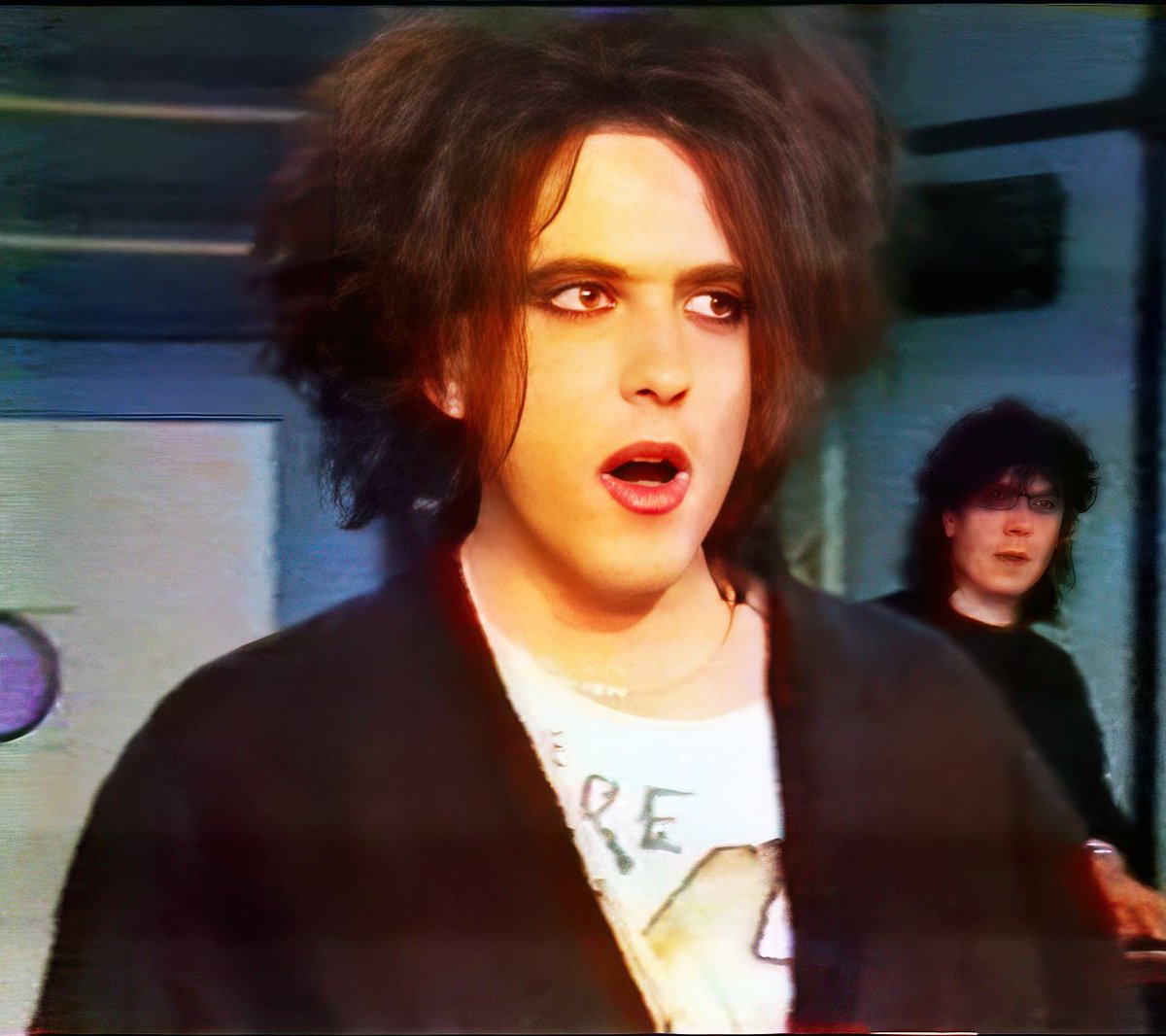 TheCureForever_'s tweet photo. Throwback to The Cure on Zenith TV, Dec 9, 1985! ๐ฅ A moment in time where Robert Smithโs iconic style & captivating energy took center stage. Who else misses these classic appearances? ๐ค #TheCure #RobertSmith #1985Throwback #GothRock #MusicLegends https://t.co/KhkzAcsiTT
