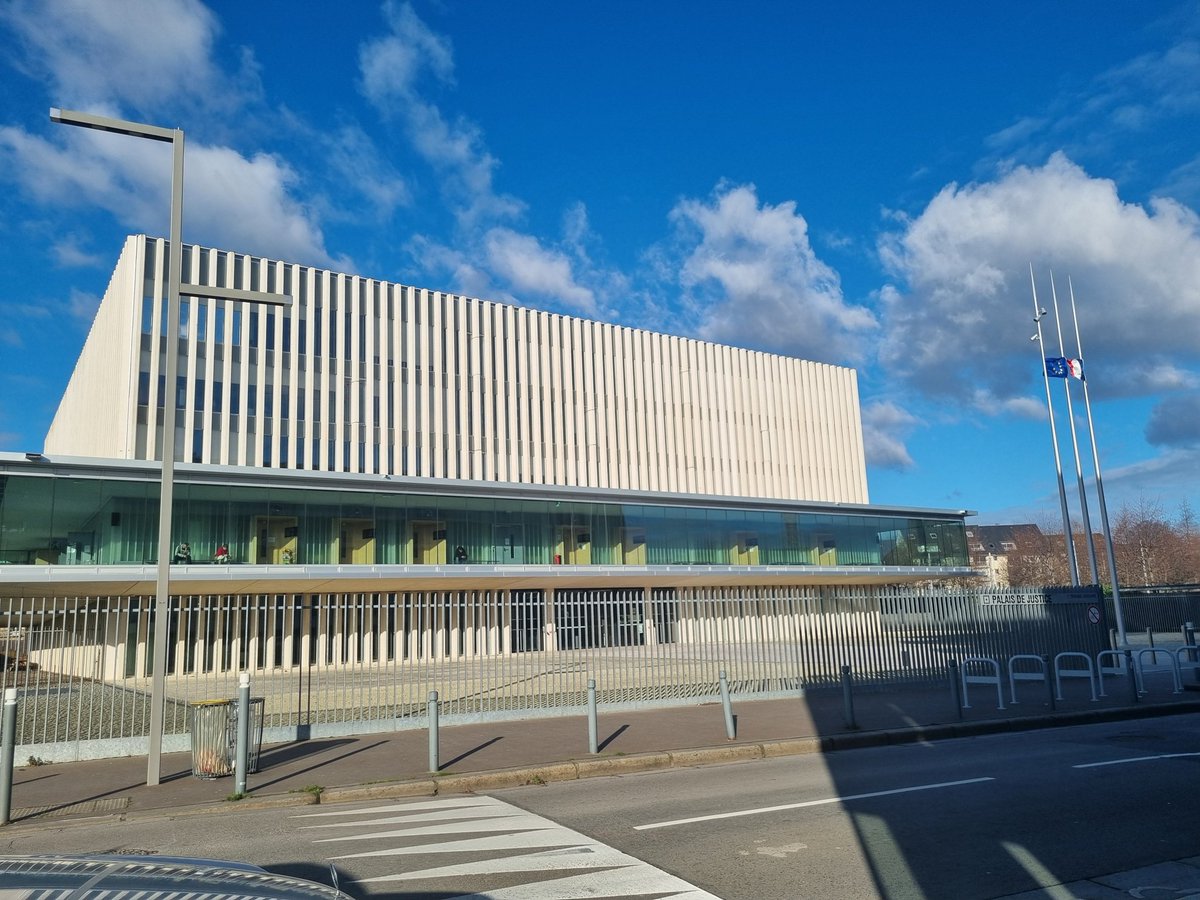 FOJUSTICEGREFFE's tweet photo. FO GREFFE FE auprès des collègues du TJ de CAEN pour répondre à leurs questions #fojustice #teamgreffiers #Justice https://t.co/OCc5MGV7Zc