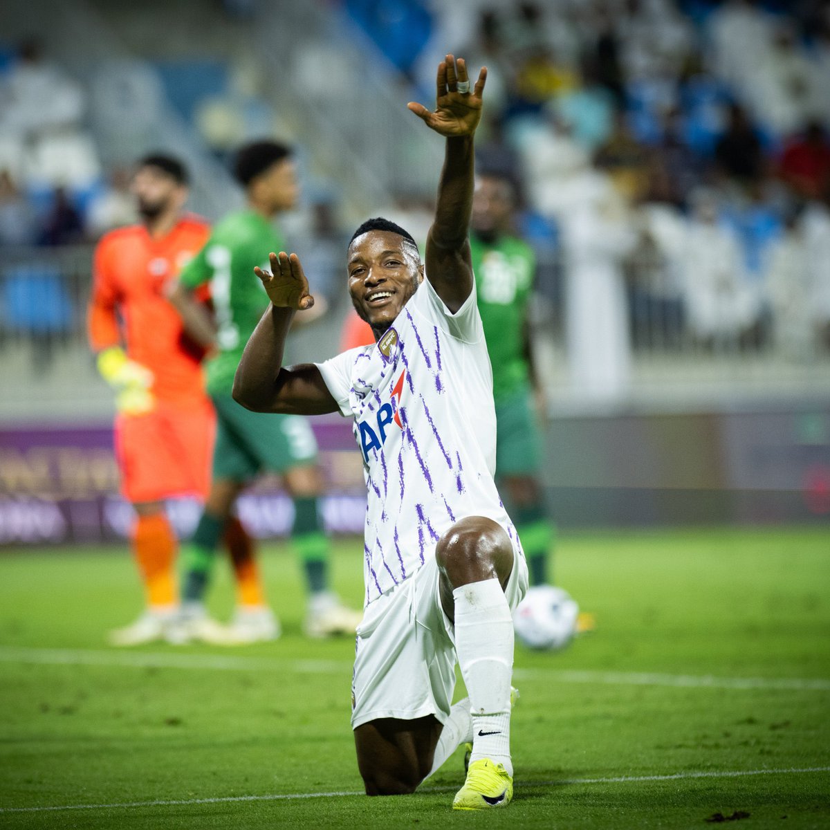 Alain_stats's tweet photo. لابا أسطورة من أساطير النادي وحقق معانا بطولات وشال الفريق شل وهو باسوء فتراته وكان يحقق لقب الهداف والعناصر اللي معاه سيئة ومتواضعة والفريق كان مبتعد عن البطولات

استنقاص البعض منه راح يضر الفريق مب بس لابا لان لابا حاله من حال اي مهاجم بالعالم يمر بدروب وتراجع بالمستوى وإصابات وخاصة ان لابا ماعنده بديل من انضم للعين

نعم كلنا نتفق ان لابا مب هو لابا قبل سنتين لكن المفروض ندعم اللاعب ونوقف معاه بس اللي صاير حالياً تحبيط واستنقاص باللاعب وكأنه اللاعب ماحقق شي معانا

انتوا اكثر جمهور مؤثر ولازم هالتاثير يكون على اللاعبين بشكل ايجابي ولازم ندعم اللاعب 💜