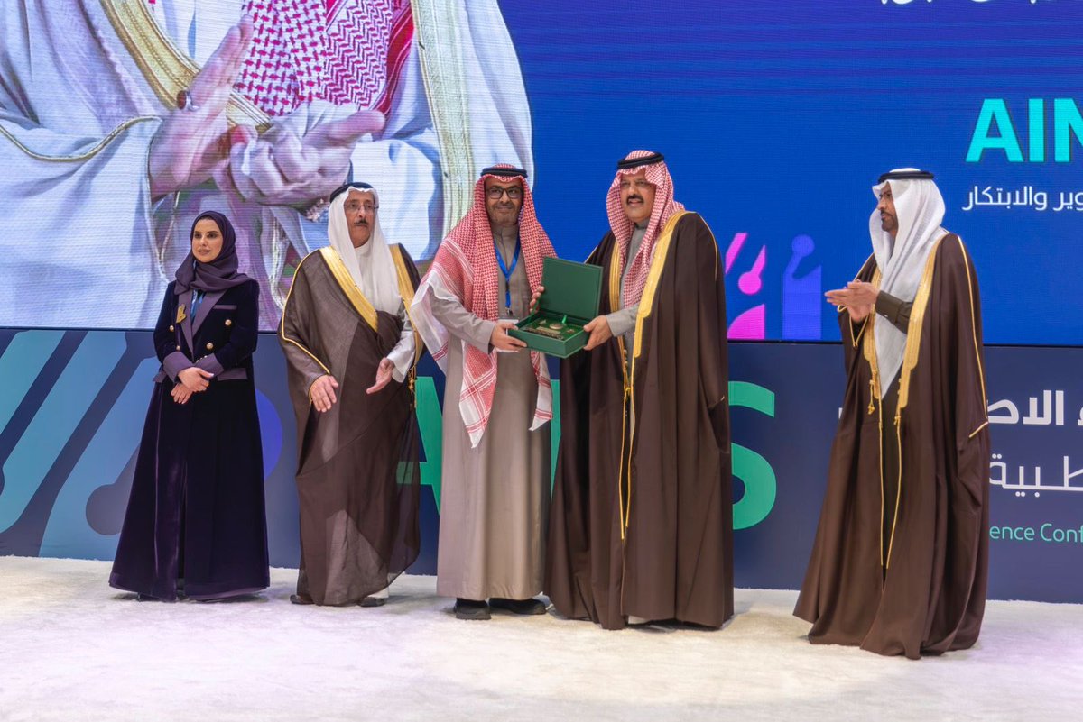 rmmkk's tweet photo. الإخوان خير مكاسب الدنيا 
هم زينة في الرخاء
وعدة في البلاء
ومعونة على الأعداء 
أخي / ياسر
أضحينا نجاهر بصداقتنا
ورغم أنه أصغر مني عمراً
إلا أن قدره كبير
وهذا ما يجعلني أفخر به دائماً
تم تكريمه اليوم من صاحب السمو
الملكي أمير #حائل 
وجه السعد / عبدالعزيز بن سعد https://t.co/xo89QUjyUv