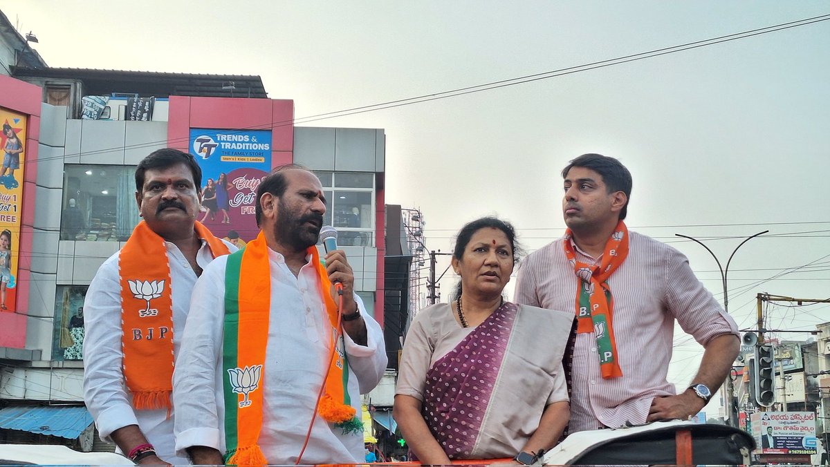 BJP4Hnk's tweet photo. ✒️ *ప్రజలకు ఏం ఒరగబెట్టిందని కాంగ్రెస్ విజయోత్సవాలు, సంబురాలు చేసుకుంటోంది - బిజెపి హనుమకొండ జిల్లా అధ్యక్షురాలు శ్రీమతి రావు పద్మ రెడ్డి.*

#PrashnisthunnaTelangana 
#6abaddalu66mosalu 
#bikerally 
#BJP4Telangana 
#bjp4hanumakonda https://t.co/vP7nUozRiL