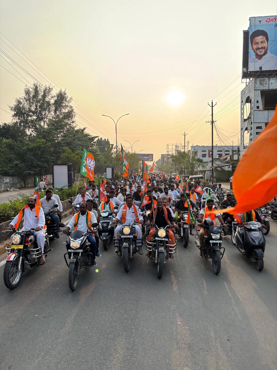 BJP4Hnk's tweet photo. ✒️ *ప్రజలకు ఏం ఒరగబెట్టిందని కాంగ్రెస్ విజయోత్సవాలు, సంబురాలు చేసుకుంటోంది - బిజెపి హనుమకొండ జిల్లా అధ్యక్షురాలు శ్రీమతి రావు పద్మ రెడ్డి.*

#PrashnisthunnaTelangana 
#6abaddalu66mosalu 
#bikerally 
#BJP4Telangana 
#bjp4hanumakonda https://t.co/vP7nUozRiL