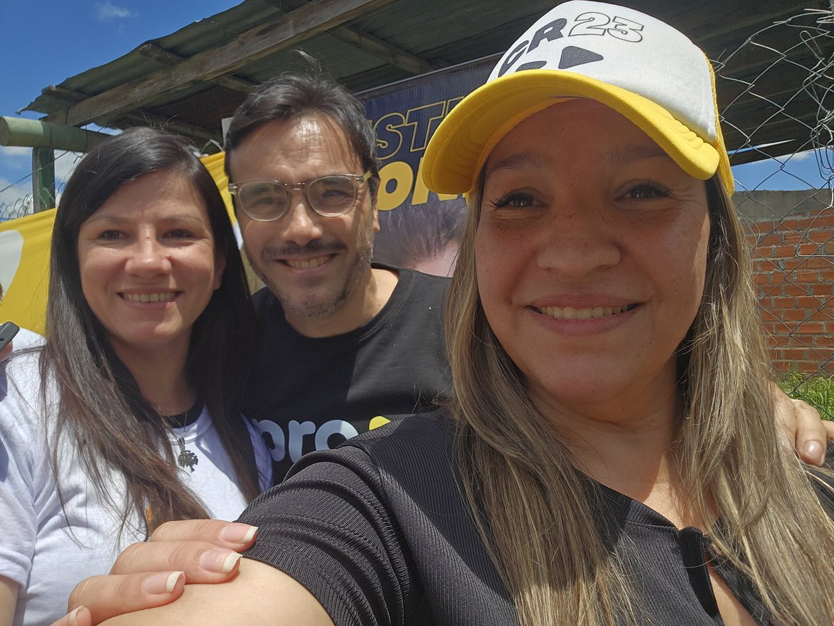 ProLaTabladaok's tweet photo. 📍Estuvimos en el #BarrioSarmiento de #VirreyDelPino (otro barrio olvidado como cada uno  de los que recorrimos éste año) escuchando a los vecinos y sus problemáticas, ellos y están confiados de que en nosotros van a encontrar el cambio que tanto anhelan.
#FinocchiaroEnLaMatanza https://t.co/hTdtTDSfYN