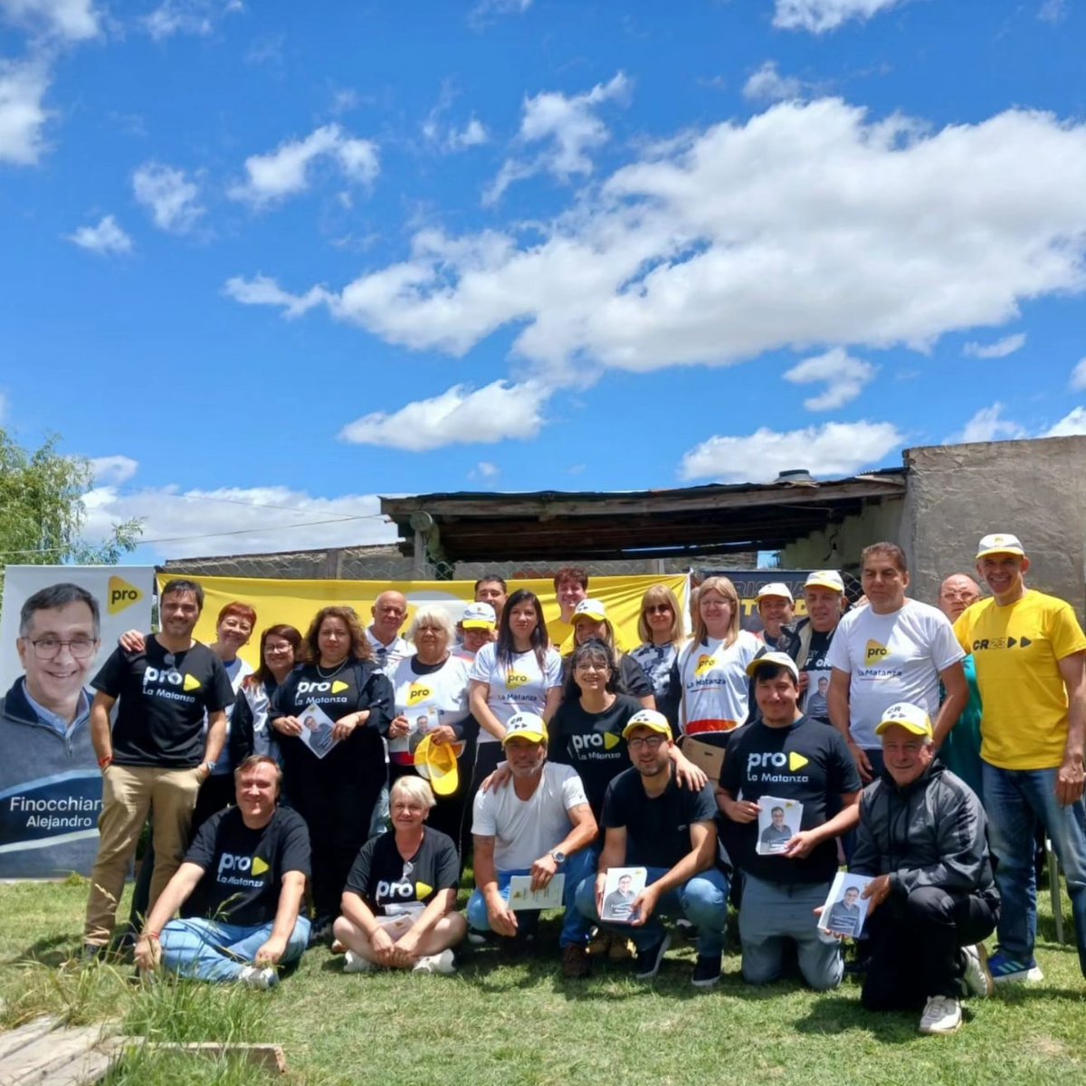 ProLaTabladaok's tweet photo. 📍Estuvimos en el #BarrioSarmiento de #VirreyDelPino (otro barrio olvidado como cada uno  de los que recorrimos éste año) escuchando a los vecinos y sus problemáticas, ellos y están confiados de que en nosotros van a encontrar el cambio que tanto anhelan.
#FinocchiaroEnLaMatanza https://t.co/hTdtTDSfYN