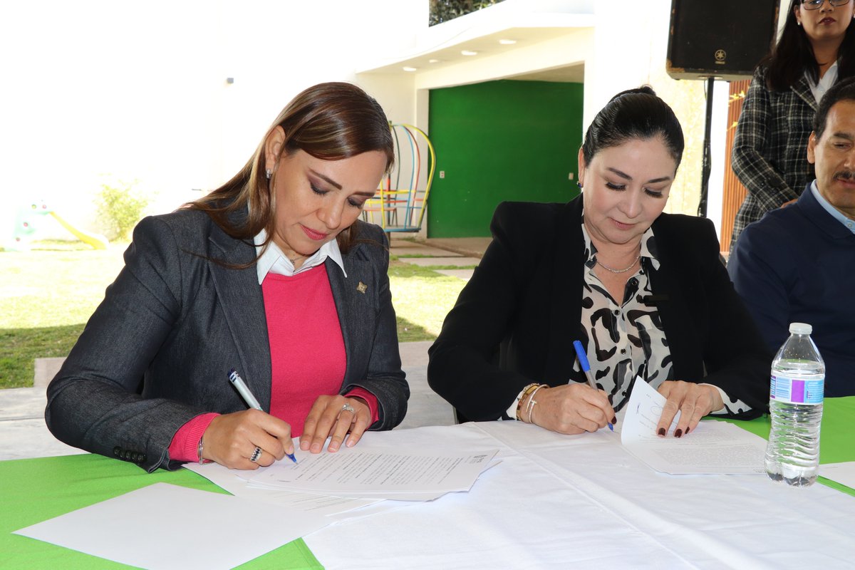 inevap_dgo's tweet image. ➡️#INEVAP realizó entrega de Constancias de evaluación 📑efectuadas al Sistema del Agua de Canatlán (SIAC) 💦y a la Gestión de Residuos Sólidos (RSU) 🧹del Ayuntamiento de #Canatlán.✔️

🟢La evaluación aumenta la confianza en la toma de decisiones✅