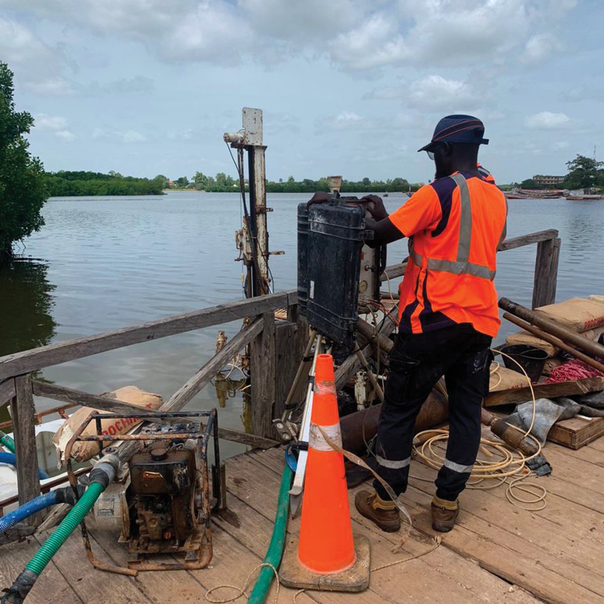 LaboratoireTfg's tweet photo. Le Laboratoire TFG a réalisé des études géotechniques pour la réhabilitation de la passerelle piétonne de Sokone, un projet clé du Programme Spécial de Désenclavement (PSD) pour renforcer l'accessibilité rurale et la sécurité. 🌍 #Géotechnique #InfrastructureDurable #TFG #PSD https://t.co/TXMUvDM8rB