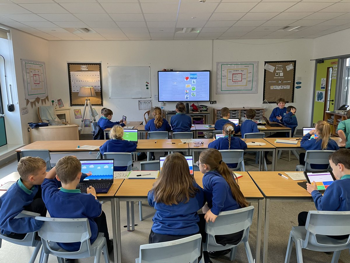💻Dyma ni wrthi yn ymarfer ein sgiliau digidol wrth chwarae gêm ar Blooket cyn mynd ati i ysgrifennu.✏️
💻Here we are practicing our digital skills by playing a game on Blooket before going at it to write.✏️