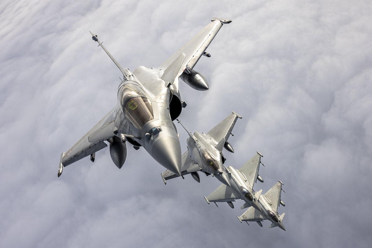 OTAN_FR's tweet photo. Les 🇫🇷 Rafale rejoignent les 🇮🇹 Eurofighter sur la base aérienne de Šiauliai 🇱🇹 dans le cadre de la mission de police du ciel de l'OTAN.
Travailler ensemble permet une plus grande flexibilité dans la planification opérationnelle et la protection de l'espace aérien de l'OTAN. https://t.co/8RGJ5o4ks7