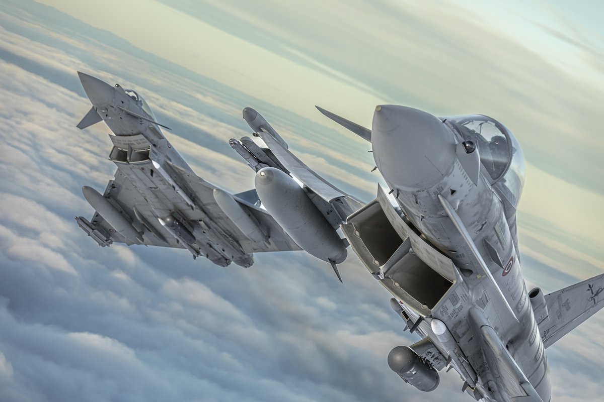 OTAN_FR's tweet photo. Les 🇫🇷 Rafale rejoignent les 🇮🇹 Eurofighter sur la base aérienne de Šiauliai 🇱🇹 dans le cadre de la mission de police du ciel de l'OTAN.
Travailler ensemble permet une plus grande flexibilité dans la planification opérationnelle et la protection de l'espace aérien de l'OTAN. https://t.co/8RGJ5o4ks7