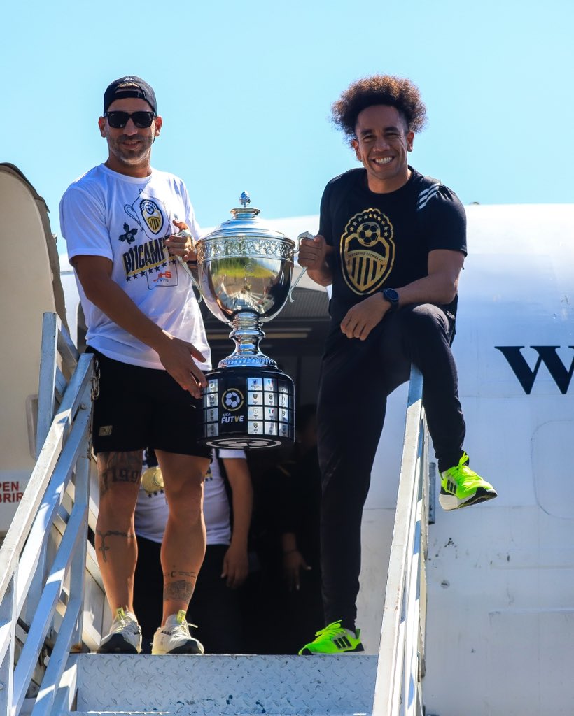 DvoTachira's tweet photo. 🎶 Llegó el CAMPEÓN, llegó el CAMPEÓN, llegó el CAMPEÓN… 🎵

La 🏆 ya está en casa, en nuestra bendita tierra TACHIRENSE 👏

B1️⃣1️⃣CAMPEONES DE VENEZUELA 🏆

¡ESTO ES TÁCHIRA! 💛🖤 https://t.co/ah54wK2vL8