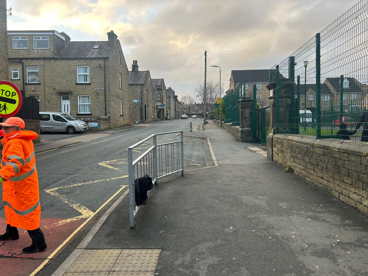 Team 4 doing a foot patrol and school  patrol in the Park Ward area engaged with parents who were parked dangerously, one warning given.
<a href="/Calderdale/">Calderdale Council</a> 
#safercalderdale 
#mountpellonprimary