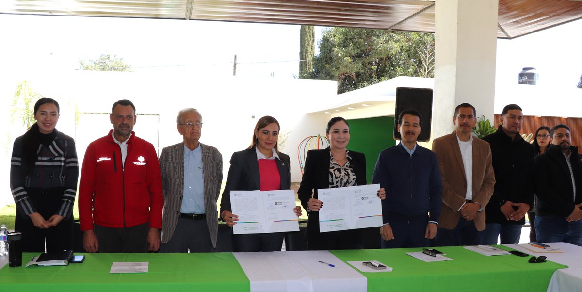 inevap_dgo's tweet image. ➡️#INEVAP realizó entrega de Constancias de evaluación 📑efectuadas al Sistema del Agua de Canatlán (SIAC) 💦y a la Gestión de Residuos Sólidos (RSU) 🧹del Ayuntamiento de #Canatlán.✔️

🟢La evaluación aumenta la confianza en la toma de decisiones✅