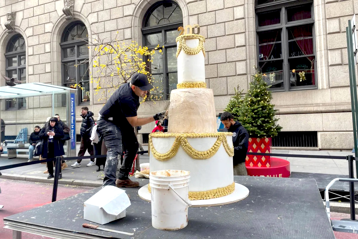 ManhattanVNYC's tweet photo. At Its 200th ‘Birthday,’ Fifth Avenue Looks to The Future With Plans for Revamp

https://t.co/RIL6geudep

#FifthAvenue #Anniversary #Historians #HolidayDecor #nyc #localnews #manhattanvoice #latestnews #ericadams https://t.co/s3DjhK1FWF