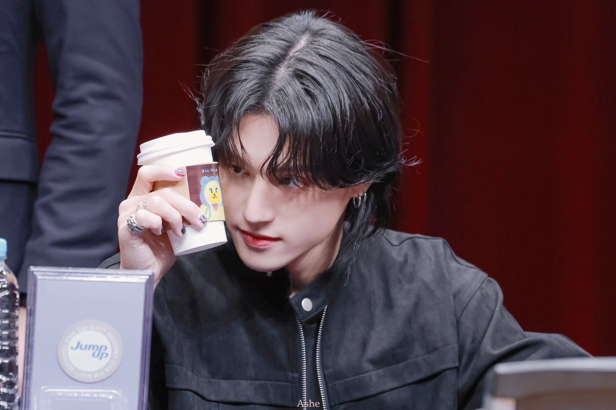 241201 점프업이엔티

커피 먹는 고양이랑 눈이 마주치면?
ㄴ 종호(곰)를 노려본다

#에이티즈 #우영 #ATEEZ #WOOYOUNG