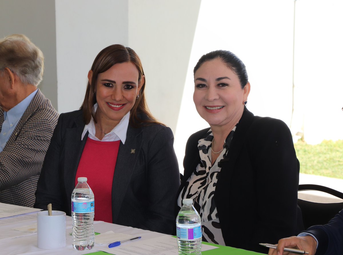 inevap_dgo's tweet image. ➡️#INEVAP realizó entrega de Constancias de evaluación 📑efectuadas al Sistema del Agua de Canatlán (SIAC) 💦y a la Gestión de Residuos Sólidos (RSU) 🧹del Ayuntamiento de #Canatlán.✔️

🟢La evaluación aumenta la confianza en la toma de decisiones✅