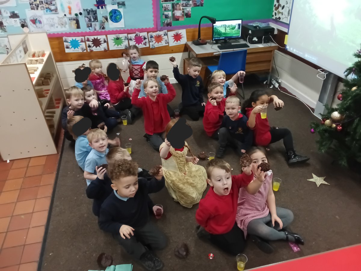 FS2AngramBank's tweet photo. We had a lovely visit to the christmas cafe today and enjoyed a christmas bun 🎄🧁🥤 https://t.co/taQ02kYlxY