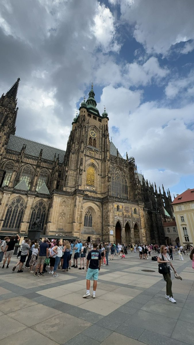 xatll's tweet photo. Prague in August💛💛 https://t.co/7a6vX2kXXr