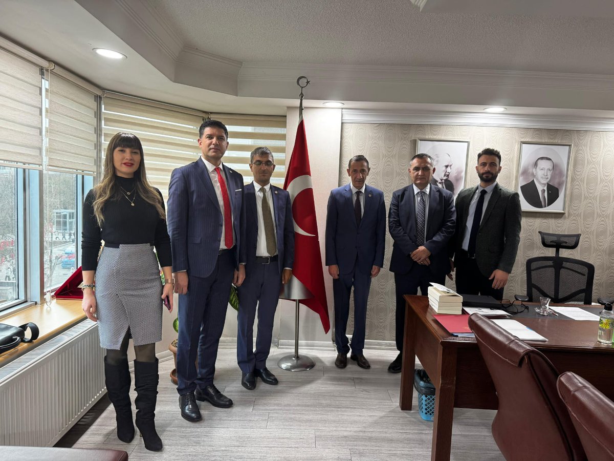 Milli Eğitim Bakanlığı Öğretmen Yetiştirme ve Geliştirme Genel Müdürü Sayın Cevdet VURAL’ı makamında ziyaret ettik.

Ziyaret kapsamında, uzman ve başöğretmenlik kılavuzunun yayınlanması ve elektronik belge yönetim sistemindeki erişilebilirlik sorunları ile görme engelli