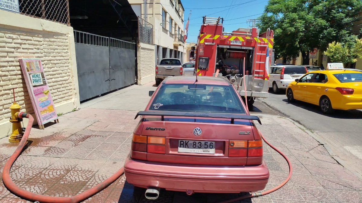 BombaAndes's tweet photo. Nuevamente vehículo mal estacionado frente al grifo de nuestro cuartel central, recordamos a los conductores la prohibición de estacionarse frente a grifos. https://t.co/8dnQJtcbWS