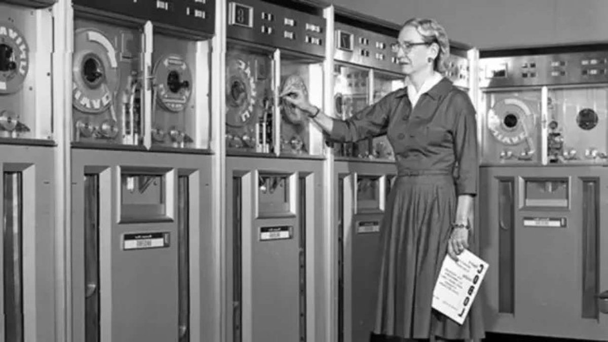 MoureDev's tweet photo. Feliz día internacional de la informática!

Se eligió este día conmemorando la fecha de nacimiento de Grace Hopper:
→ Matemática y contraalmirante de la Marina
→ Programadora del Mark I
→ Creadora de COBOL
→ Desarrolló el primer compilador
→ Popularizó el término Bug https://t.co/UTDzHtNSiF