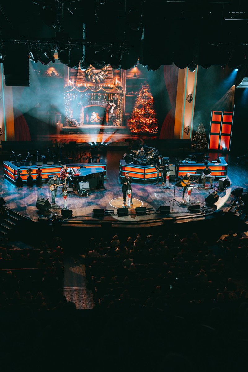 ChrisYoungMusic's tweet photo. Loved celebrating a Country Christmas at the @opry! 🎄Happy holidays y’all! https://t.co/UpCqTPYZMm