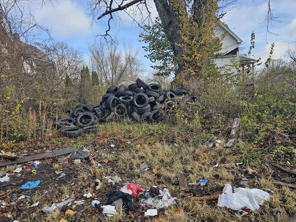 GutsDanson's tweet photo. You say the economy is bad but I can walk around and pick tires off the ground like they were ripe fruit. #thanksfornothingTrump https://t.co/kfi1zLfHoj