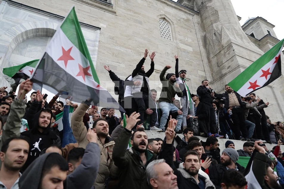 Alissonofabitch's tweet image. Era cuestión de tiempo que a los extremeños se les hincharan los cojones y se levantaran contra el gobierno por los retrasos en la construcción del AVE a Badajoz.