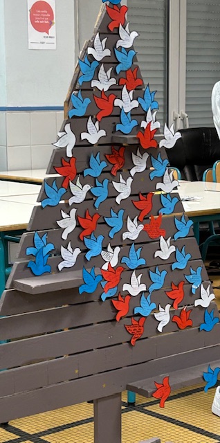 DSDEN53's tweet photo. DSDEN de la Mayenne
@DSDEN53 @acnantes @Prefet53 @lamayenne
Aujourd'hui collège Pierre Dubois de Laval, l'arbre de la laïcité a été inauguré. Projet collaboratif, il va s'enrichir de nouvelles ailes avec les définitions de la laïcité. Félicitations aux élèves pour leur engagement https://t.co/XAkmNb2W5I