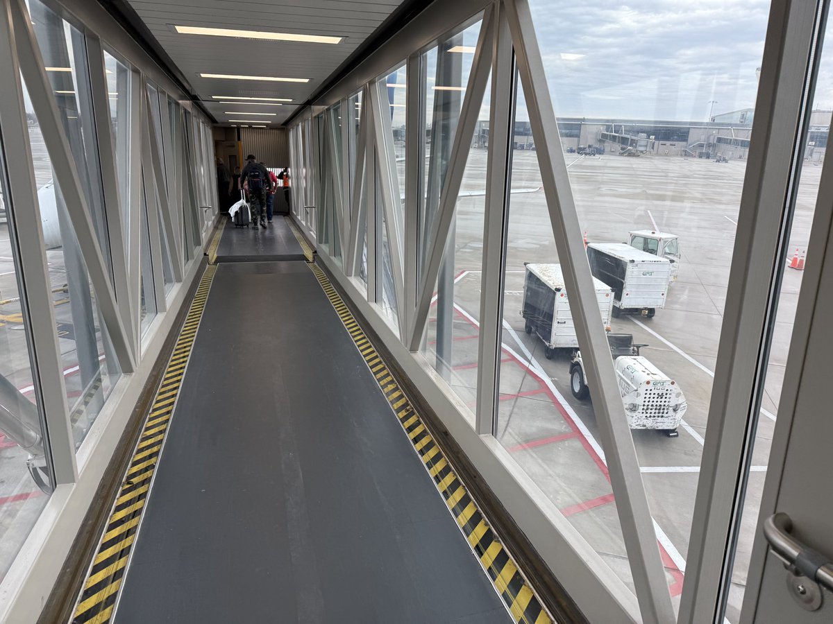 cameraophop's tweet photo. In your designs of the new @columbusairport consider these jetways like they have at @Fly_KansasCity https://t.co/MyVzyhEAum