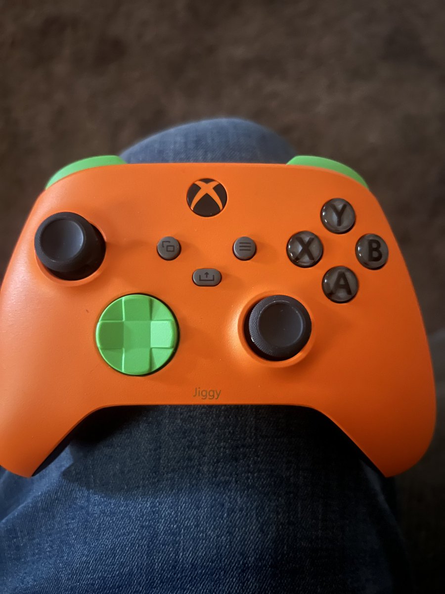 AcidTk03's tweet image. Got my early Christmas present! My lady got me a custom controller from @Xbox and #XboxDesignLabs spy the name on the bottom

twitch.tv/TheJiggyCollec…
