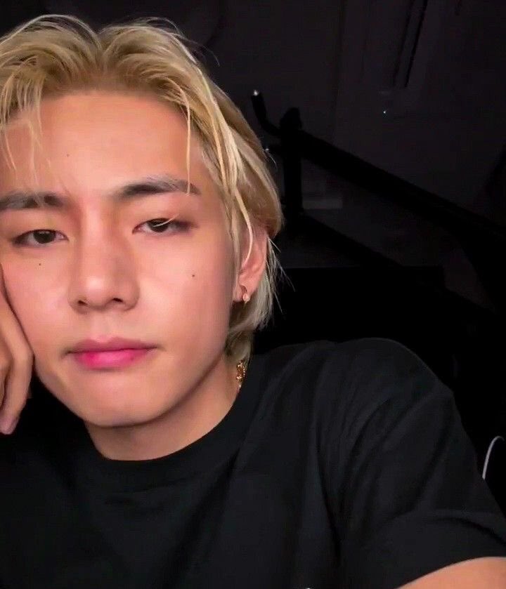 Taehyungimpact's tweet photo. day mode ☀️                       night mode 🌑 https://t.co/MRHhCWesHT