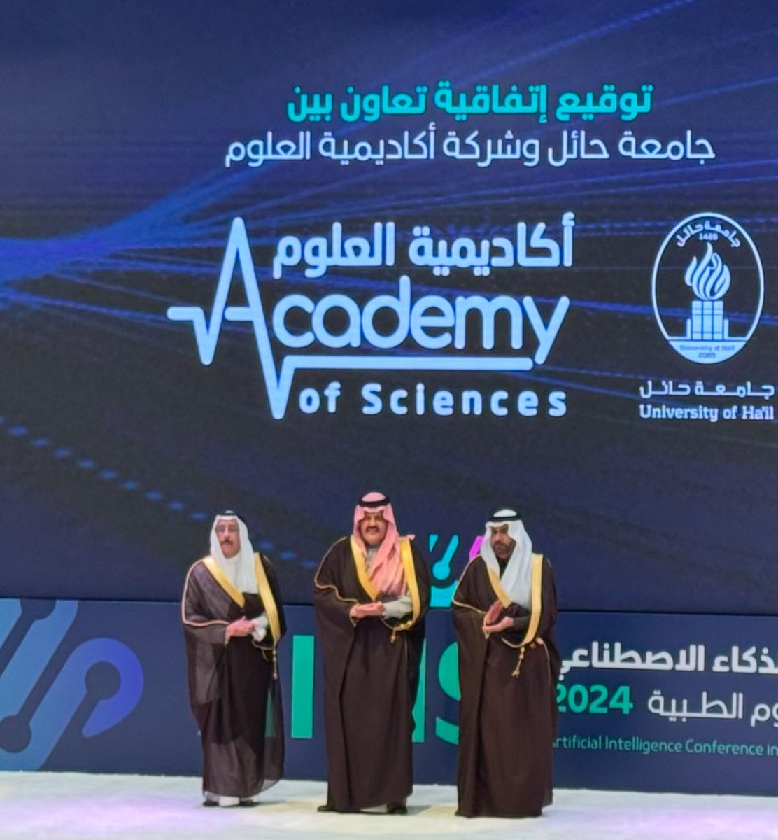 AlturkiMd's tweet photo. تشرفت اليوم بتوقيع مذكرة التعاون بين اكاديمية العلوم للتعليم الطبي  @aos_ksa_ وجامعة حائل @_UOH تحت شرف صاحب السمو الملكي الأمير عبدالعزيز بن سعد بن عبدالعزيز امير منطقة حائل @HailN24 وذلك في مجال التعليم الطبي وتقنيات الواقع الافتراضي @vrsolutionsco .حيث تمتلك الأكاديمة خبرة واسعه في هذا المجال الحيوي وتم تطوير برامج مختلفة باستخدام الذكاء الاصطناعي. 
كان ذلك على هامش مؤتمر الذكاء الاصطناعي في العلوم الطبيه ٢٠٢٤ الذي عقد في مدينة حائل اليوم .