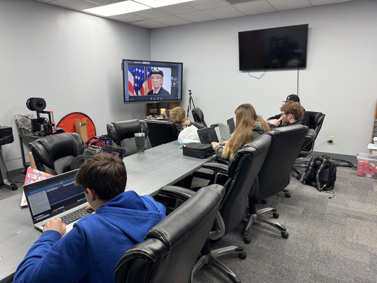 kyjo41's tweet photo. We kicked off #CSWeek with Special Deputy Anthony Kava presenting on “Hackers Wanted.” #IowaCSEdWeek #CS4IA https://t.co/rZKnxtPJdE